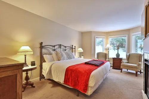 The Birch Ridge: American Classic Room #7 - King Suite in Killington. Hot Tub. 1 Bedroom Home