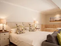 Four Palms Accommodation Hotels near Ipic Shopping Centre