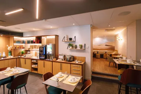 Hotel des Remparts Perrache Отели рядом с достопримечательностью «Church of Saint-Nizier»