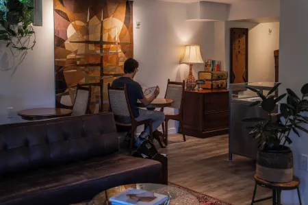 The Kent Motel Отели рядом с достопримечательностью «Сентенниал Лилак Гарден»