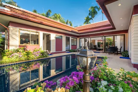 Boutique Resort Private Pool Villa Отели рядом с достопримечательностью «Road Runner Buggy and ATV Adventure Phuket»