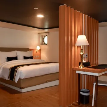 Doulos Phos The Ship Hotel