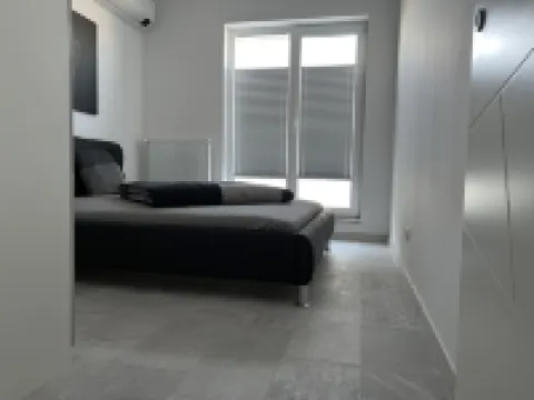 Stunning 2-Room Penthouse with Lakeview W11