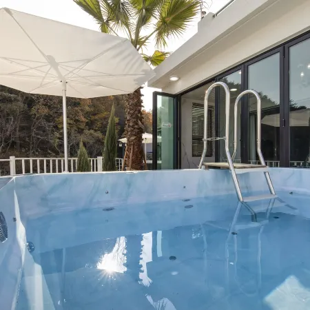 LIM Sea Side Poolvilla Pension