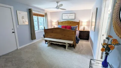 Spacious Condo w/ FREE WiFi, Parking, Heated Pool, Hot Tubs, Skier Shuttle