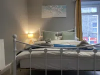 2 Bed Flat - Sleeps 6 - Pets - Parking - Wifi Hotels in Bridgend