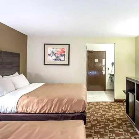 Norwood Inn & Suites Milwaukee