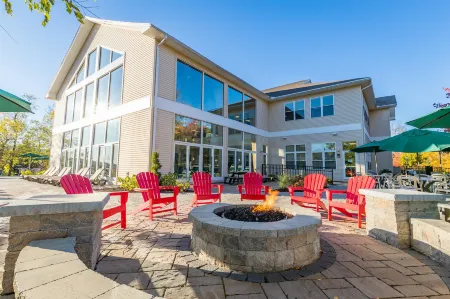 Vacation Village in the Berkshires Отели в г. Ханкок