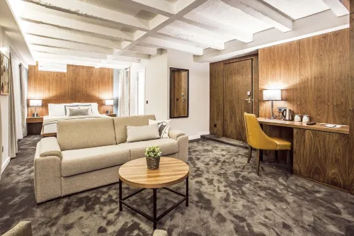 Nomad Luxury Suites - Pensions