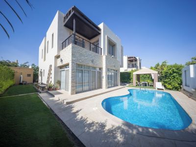Villa With Private Pool In Beverly Hills