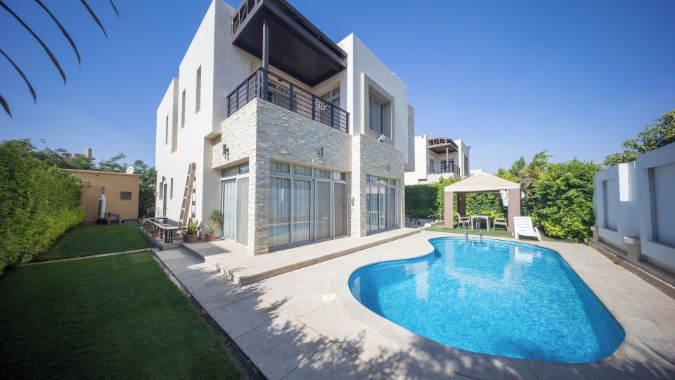 Villa With Private Pool In Beverly Hills