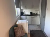 Remarkable Cozy 1-Bed Studio in Romford London Uk Hotels in Abridge