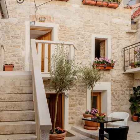 Stone House Luxury Rooms Отели рядом с достопримечательностью «Набережная Рива»