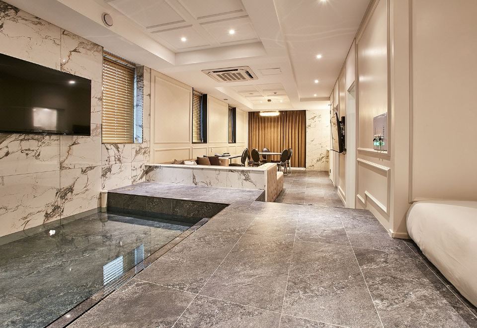 호텔 원티드의 깔끔하게 정돈된 로비 전경입니다.