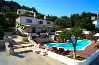 Anita Village Hotel di Perama