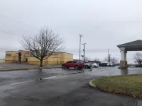Holiday Inn Express MT. VERNON by IHG - parking