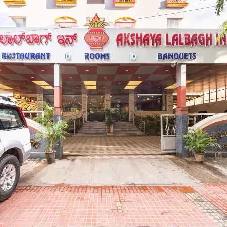 Treebo Akshaya Lalbagh Inn Отели рядом с достопримечательностью «Торговый квартал Ганди-Базар»