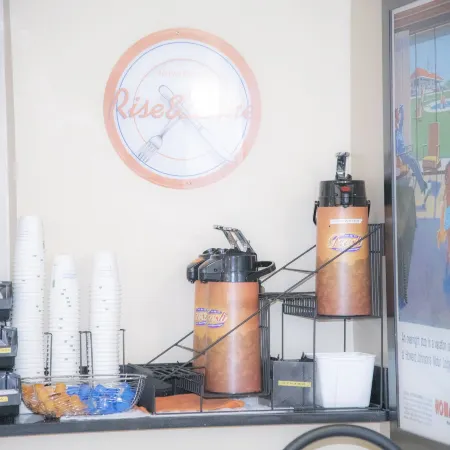 Howard Johnson by Wyndham Allentown/Dorney Hotel & Suites