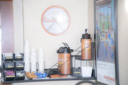 Howard Johnson by Wyndham Allentown/Dorney Hotel & Suites