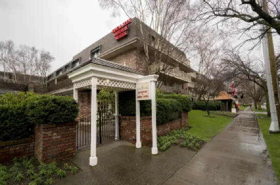 Royal Scot Hotel & Suites Hotels near Burnside