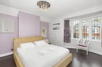 Pebble Corner with Free Parking by My Getaways - Hot Tub