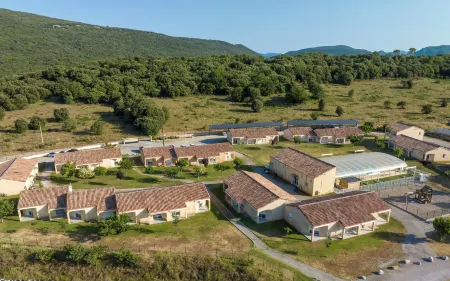 Park & Suites Village Gorges de l'Hérault-Cévennes Отели в г. Мандагу