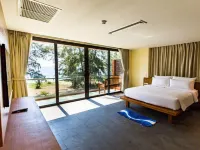 Coriacea Beachfront Boutique Phuket Resort Hôtels à proximité de : Plage de Mai Khao