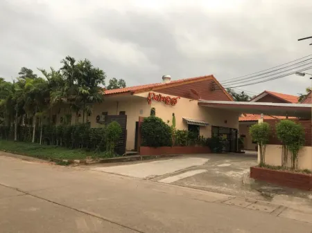 Room Place Отели рядом с достопримечательностью «Krom Luang Chumphon Khet Udomsak Royal Palace»