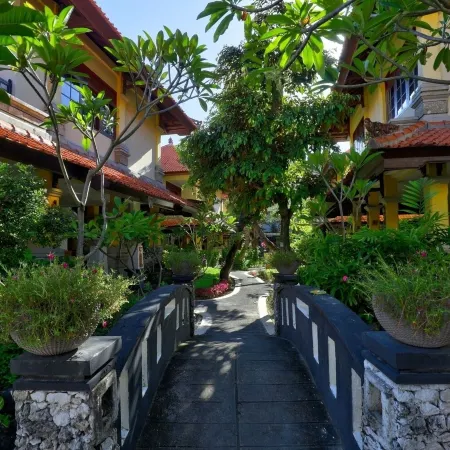 Royal Hotel and Villa Bali Formerly Royal Tunjung Bali Hotel & Villas Отели рядом с достопримечательностью «Пляж Дабл-Сикс»
