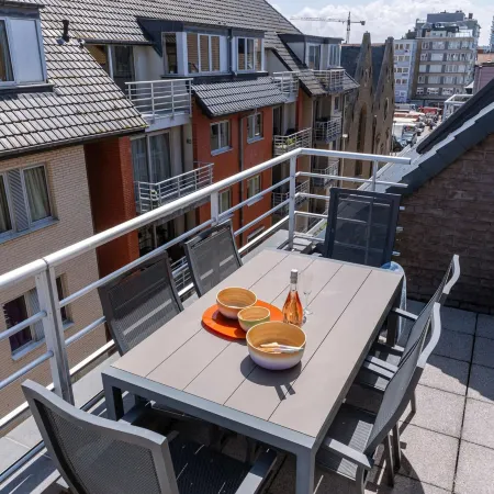 Huswell - Centrally Located Apartment with Sunny Terrace