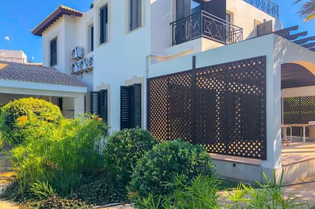 Villa Iliana Отели рядом с достопримечательностью «Latchi Yachting»