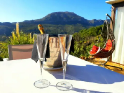 一卧室，睡2人，網球場，游泳池，桑拿