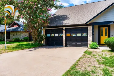 That 70s House -Fun 6 Bedroom W Pool & Game Room Hotel in zona The Quarry Splash Pad