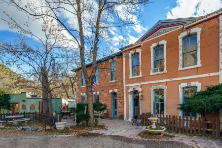 Cliff House Lodge B&B Отели рядом с достопримечательностью «Маунт Голиат Нэчурал Арея»