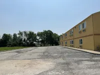 Highland Inn Peculiar - parking