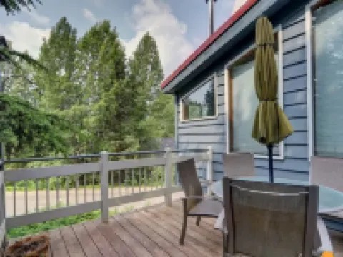 Slopes & Spokes-Alaska with Large HOT TUB Hotels near Alyeska Tramway