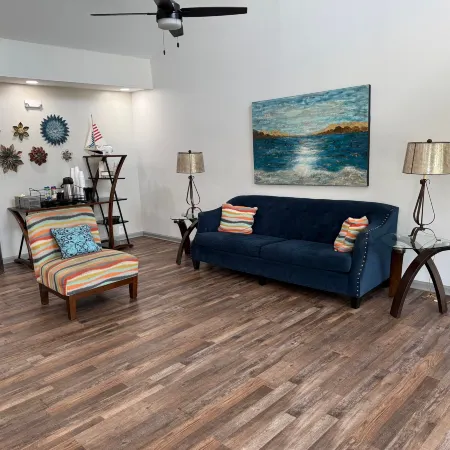 Brentwood Inn & Suites