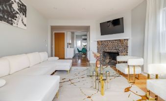 Prime Luxury with Balcony Wood Fireplace