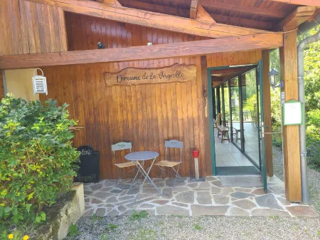 Le Domaine de la Vergnolle Отели в г. Крёз