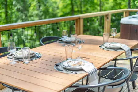 Hot Tub Nestled in the Forest w Chef s Kitchen Отели рядом с достопримечательностью «Блу-Ридж-Паркуэй»