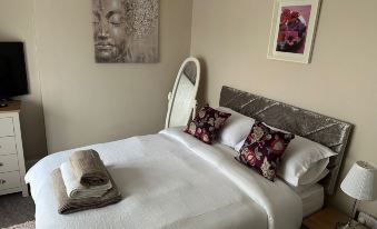 3 Bed Flat - Sleeps 6 - Parking - Wifi