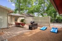 Pecan Retreat-Half Mile to Main - 5-Star