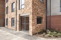Elliot Oliver - Cosy 2 Bedroom Town Centre Apartment