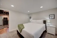 The Yellow Door! 5 BR! Near the EXPO & Airport! Hotels near Sam's Club