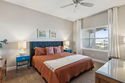 Walk to Beach & Restaurants/Pool, Hot Tub, Balcony.