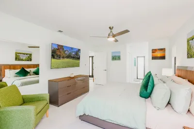 Enchanting 3BR modern house on 2.5 wooded acres in fabulous Naples. AC/WiFi/Pet.