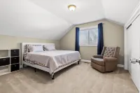 Quiet Modern House Close to Downtown