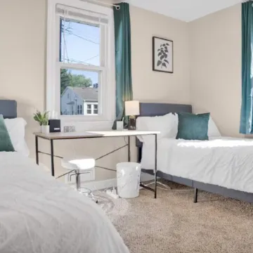 Charming 2-bedroom house in amazing Belleville with AC, WiFi