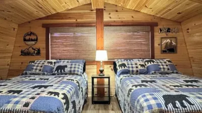 Cozy Cabin Escape w/Hot Tub, King Bed & Fire Pit 먼로 아웃룩 트레일헤드 주변 호텔
