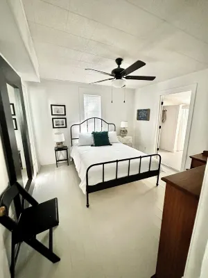 Reel Haus, Charming Cottage on Lake Dunlap, Heated  pool and River access